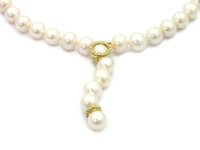 מחרוזת עניבת פנינים בשיבוץ עדין.