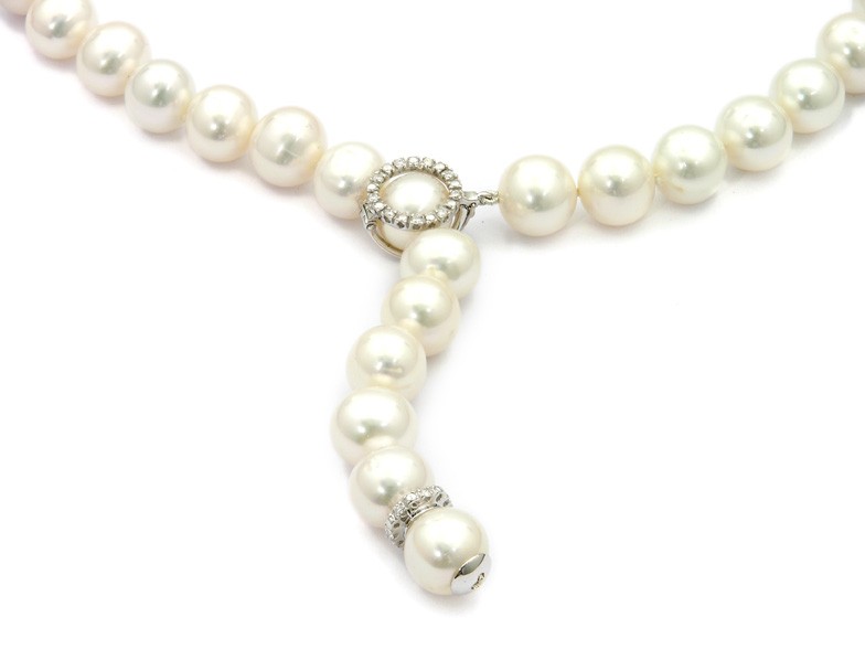 עניבה משובצת בסוגר עגול