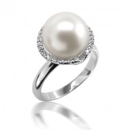 טבעת יהלומים בפנינה מרכזית.